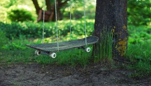 Repurposed-Skaetboard-Swing