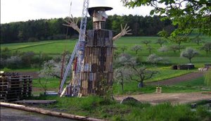 Spectacular-sculpture-of-a-giant-human-made-just-with-recycled-pallets