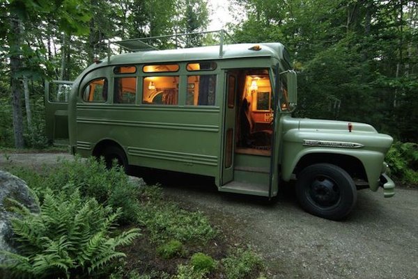 Funky-60s-Vibe-Bus-by-Winkelman-Architecture-1