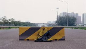 liu-bolin-art-hi-res-hide-in-the-city-china-camouflage-painting-4