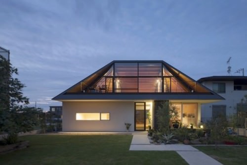 Traditional-Folk-Style-Hip-Roof-House-in-Japan-1