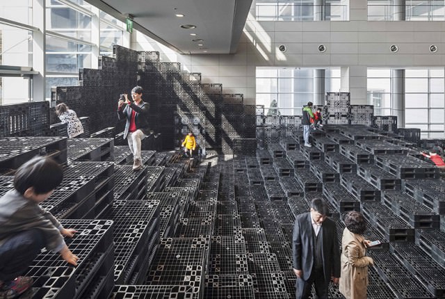 Tectonic-Landscape-with-1000-Recycled-Pallets-640x430