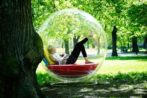 Cocoon 1 will allow you to relax, store items, read your touch pad or even cooking in a plastic bubble. Designed and built by the Swiss the Micasa Lab, it offers protection from the world while contemplating. Cocoon 1 will allow you thanks to its battery to have up to 40 hours of light and 20 hours of light and / or 30 minutes of cooking. You can also install a faucet with a connection and a power supply. Micasa Lab has also created a base for adding a weight that makes it float on the water and stand and obviously the basket to place in the trees with a net, very fashionable at the moment.